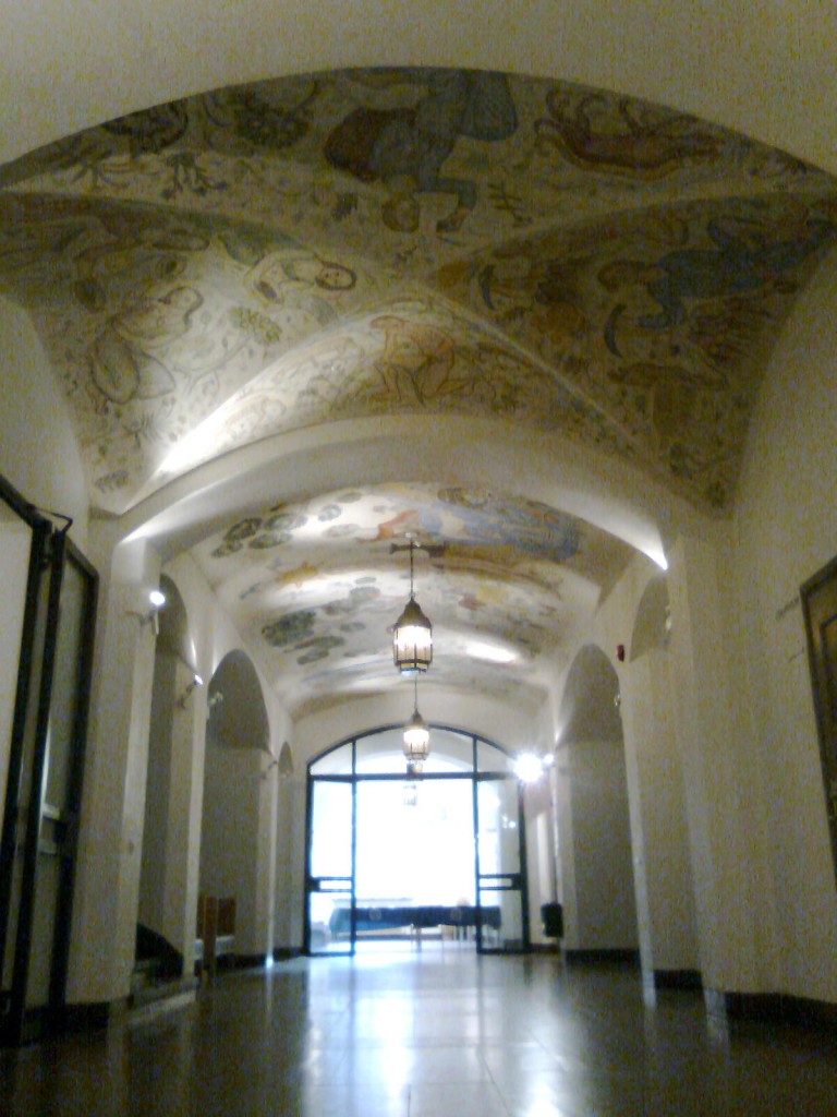 Le plafond du hall