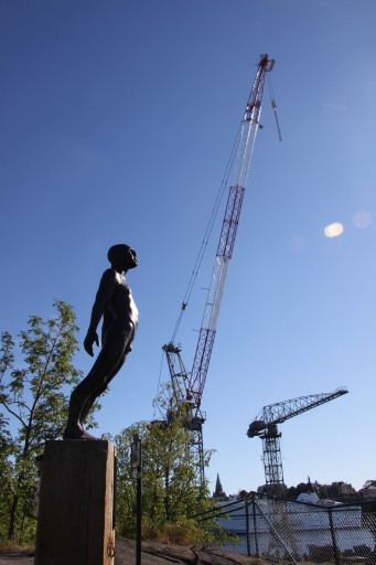 hommePlusGrandQuUneGrue